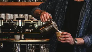 Should bar staff wear a uniform?