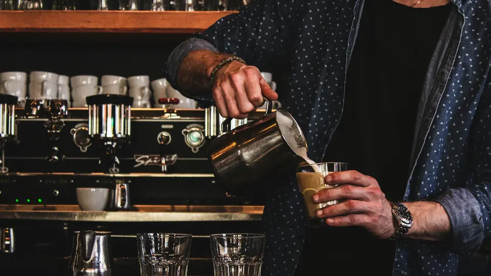 Should bar staff wear a uniform?